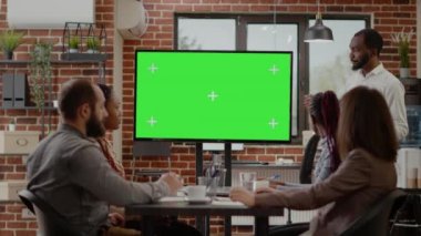 İş adamı yeşil ekran ile monitör sunar