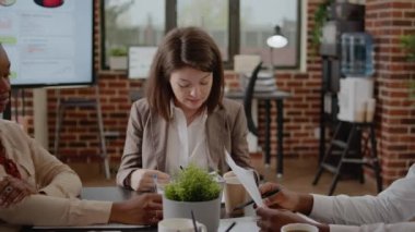 Pazarlama projesi fikirlerini sunan kadınlara yakın çekim