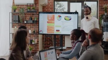 Boyun köpüğü olan yaralı bir çalışan iş projesini açıklıyor.