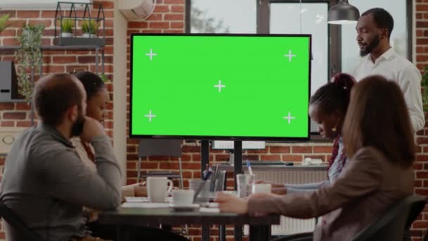 Personas hablando y utilizando la pantalla verde aislada en la pantalla en la oficina — Vídeo de stock