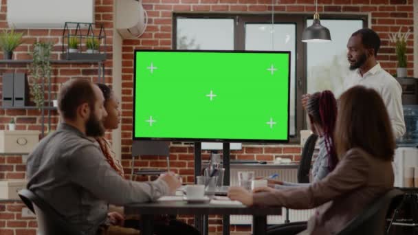 Geschäftsmann präsentiert Monitor mit grünem Bildschirm — Stockvideo