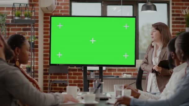 Diversos empresarios que miran la pantalla verde en la pantalla del monitor — Vídeos de Stock