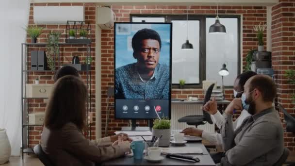 Zakelijke mensen met behulp van remote video call chat op monitor — Stockvideo