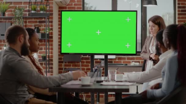 Pracovníci používající izolovanou zelenou obrazovku na monitoru — Stock video