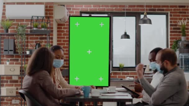 Tým kolegů pracujících s vertikálně zelenou obrazovkou — Stock video