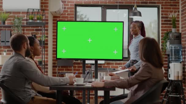 Multi equipe étnica trabalhando com tela verde em exibição — Vídeo de Stock