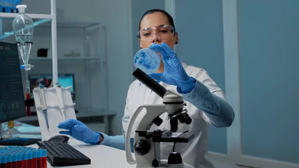 화학 과학자 가 실험실에서 연구 장비를 사용하는 모습 — 스톡 사진