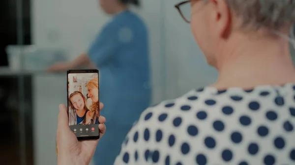 Pacient využívající moderní technologie k rozhovoru s příbuznými — Stock fotografie