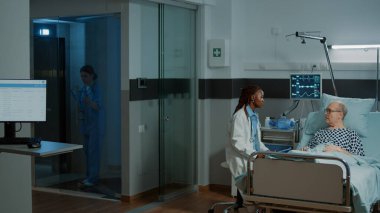 Kafkas hemşire hasta hakkındaki bilgileri kontrol ediyor.