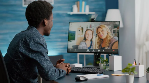 Selectieve focus op Afrikaanse Amerikaanse man praten met vrienden en familie met behulp van online video call communicatie — Stockfoto