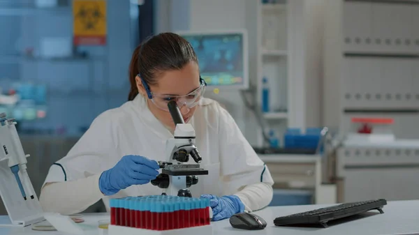 Químico usando microscopio para estudiar sustancia de ADN en laboratorio —  Fotos de Stock
