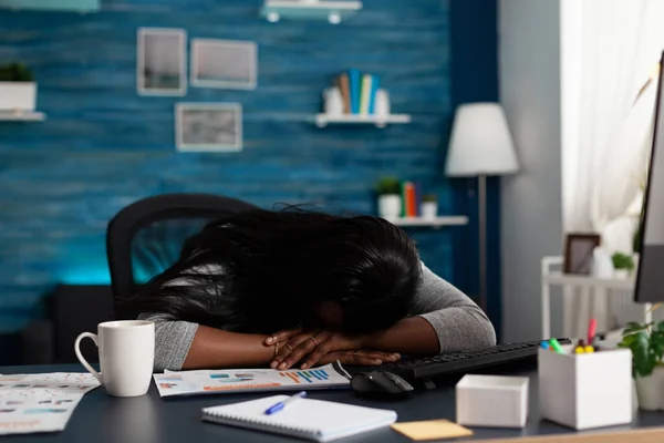 仕事中に疲れ切った社員が机の上で眠り — ストック写真