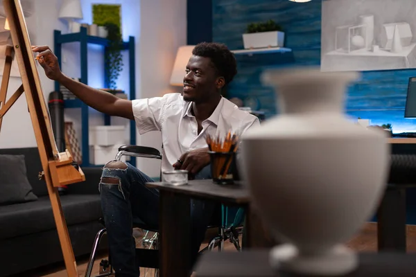 Sandalyenin üzerinde duran beyaz vazoya odaklan