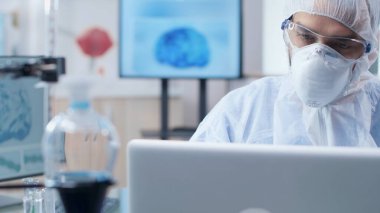 Kimyager araştırmacı doktor beyin aktivitesini analiz ediyor dizüstü bilgisayarda tıbbi uzmanlık yazıyor.