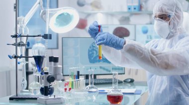 Tıbbi sıvı çözeltisini karıştırıp aşı geliştiren mikrobiyolog bilim adamı.