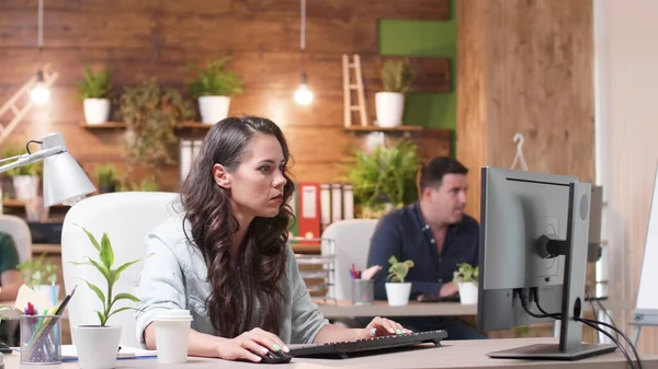 Framgångsrik affärskvinna sittande vid skrivbordet arbetar på management presentation — Stockfoto