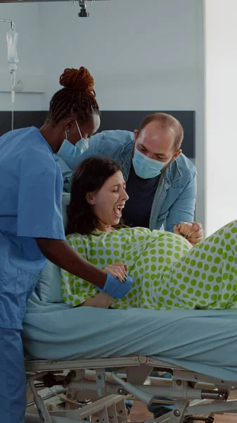 Mulher grávida dando à luz na cama da enfermaria do hospital — Fotografia de Stock