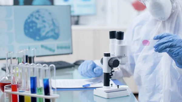 Investigador químico sosteniendo diapositiva médica analizando muestra de sangre de ADN —  Fotos de Stock