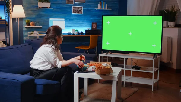 Televizyonda yatay yeşil ekrana bakan kadın — Stok fotoğraf