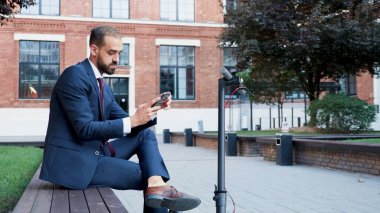 Yönetici yöneticisi dizüstü bilgisayarı tutuyor iş bilgilerini tarıyor