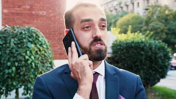 Portrét podnikatele hovořící po telefonu diskutující o finanční strategii s dálkovým manažerem — Stock fotografie