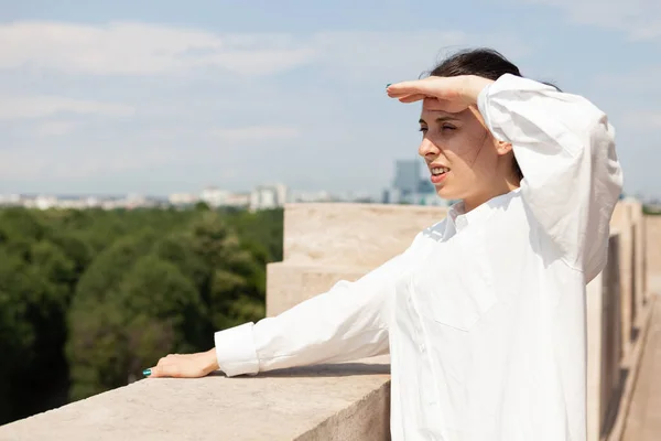 Toeristische vrouw op zoek naar metropolitane stad panoramisch uitzicht — Stockfoto