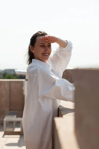 Portrait of caucasian female having hand on head looking at metropolitan city — Stock Photo, Image