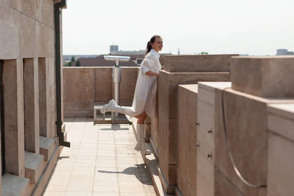 Caucasian female tourist enjoying looking at metropolitan city from terrace — Stock Photo, Image