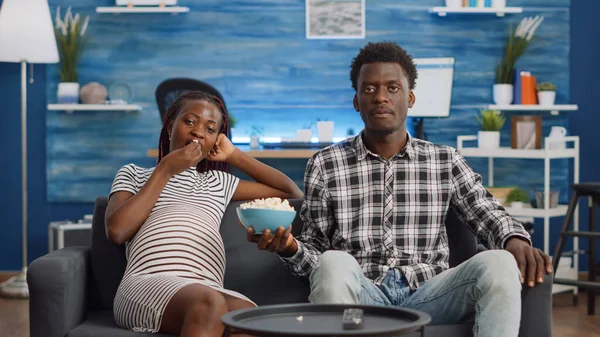 POV de casal negro assistindo TV e esperando criança — Fotografia de Stock