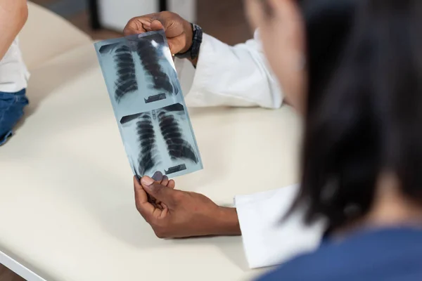 アフリカ系アメリカ人小児科医の肺放射線科医の閉鎖 — ストック写真