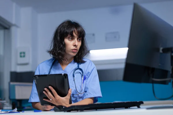 Медичний асистент, що використовує планшет з сенсорним екраном для охорони здоров'я — стокове фото