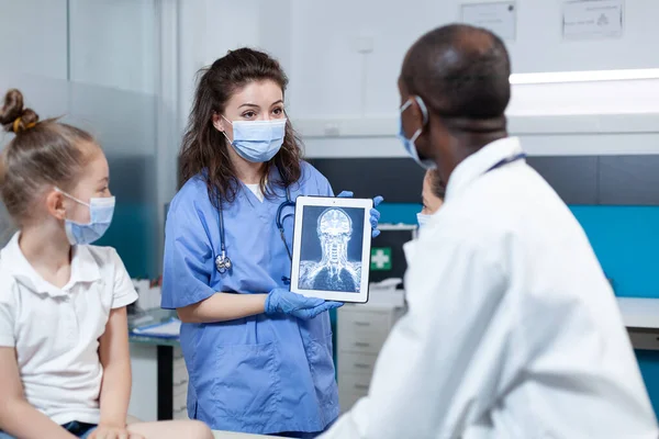 Terapeut kvinna sjuksköterska med skydd ansikte mask mot coronavirus — Stockfoto