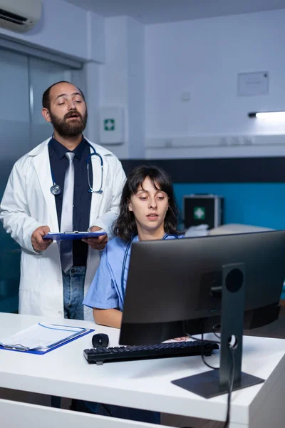 Arts en verpleegkundige werken met technologie op de computer — Stockfoto