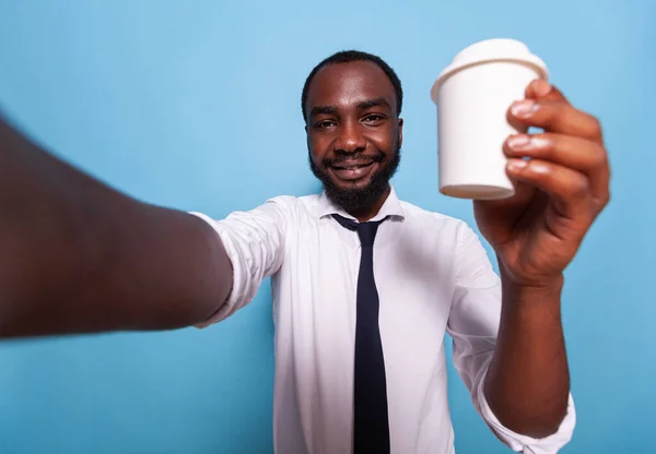 Glimlachende zakenman het verhogen van kopje koffie om te gaan op camera in videocall conferentie — Stockfoto