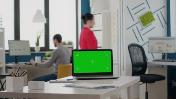 Közelkép a zöld képernyő laptop az irodában — Stock videók