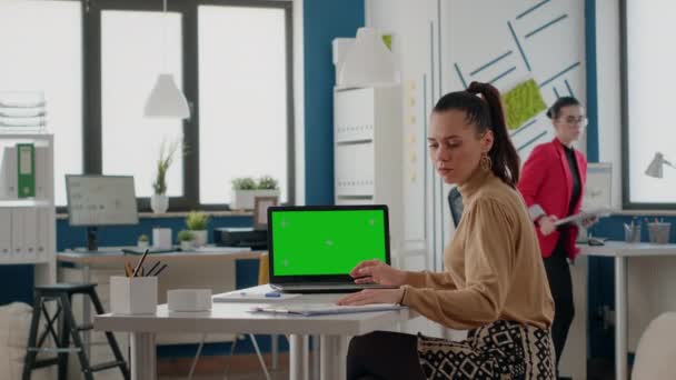 Деловые женщины работают с зеленым экраном на ноутбуке — стоковое видео