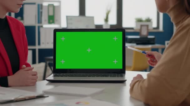 Närbild av kollegor som använder grön skärm på bärbar dator — Stockvideo
