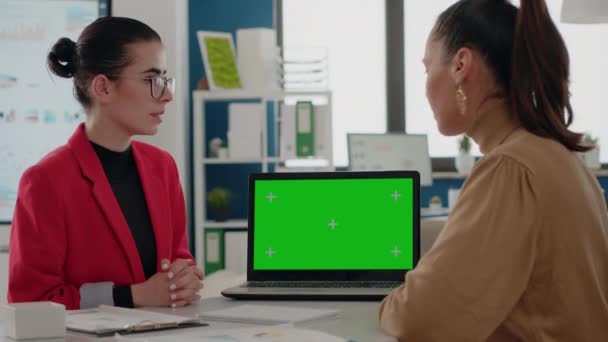 Pessoas de negócios fazendo trabalho em equipe com tela verde — Vídeo de Stock