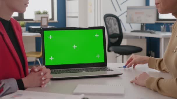 Κοντινό πλάνο συναδέλφων που χρησιμοποιούν laptop με πράσινη οθόνη — Αρχείο Βίντεο
