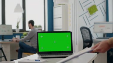 Laptopta yeşil ekran kullanan kadına yaklaş