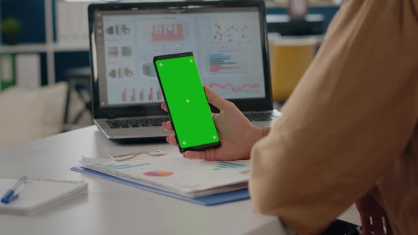 Nahaufnahme eines Erwachsenen vertikal haltenden Telefons mit grünem Bildschirm — Stockvideo