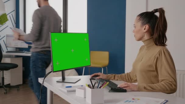 Εργαζόμενος χρησιμοποιώντας οθόνη με πράσινη οθόνη στο γραφείο των επιχειρήσεων. — Αρχείο Βίντεο