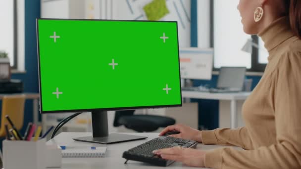 Närbild av anställda med hjälp av grön skärm på bildskärmen — Stockvideo
