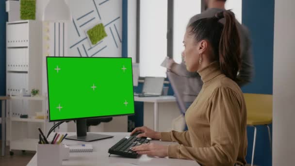 Business woman looking at display with green screen — Stock Video