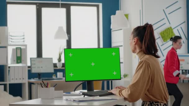Mulheres de negócios usando tela verde isolada no monitor — Vídeo de Stock