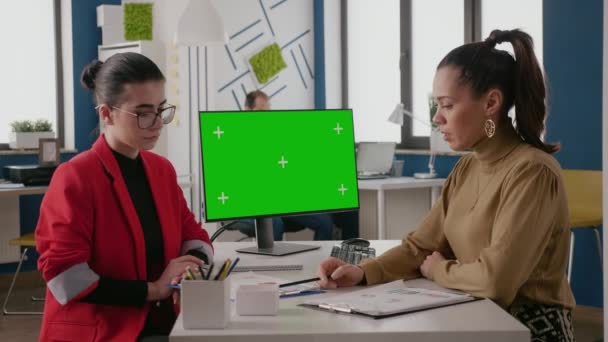 Femmes d'affaires faisant du travail d'équipe sur ordinateur avec écran vert — Video