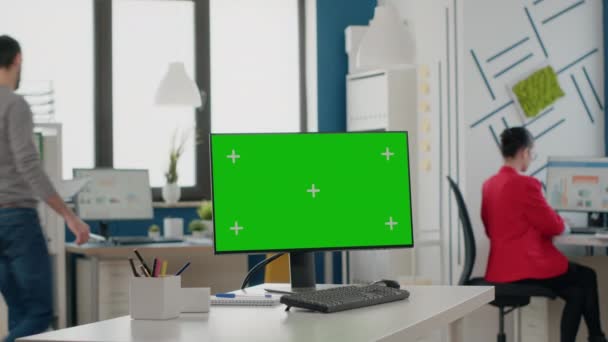 Εργαζόμενος επιχείρησης που χρησιμοποιεί υπολογιστή με πράσινη οθόνη — Αρχείο Βίντεο