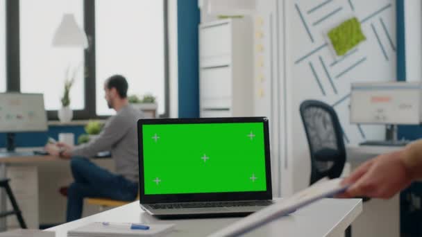 Nahaufnahme einer Frau mit grünem Bildschirm auf Laptop — Stockvideo