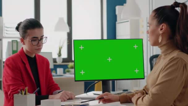 Colaboradores trabalhando com tela verde no monitor — Vídeo de Stock