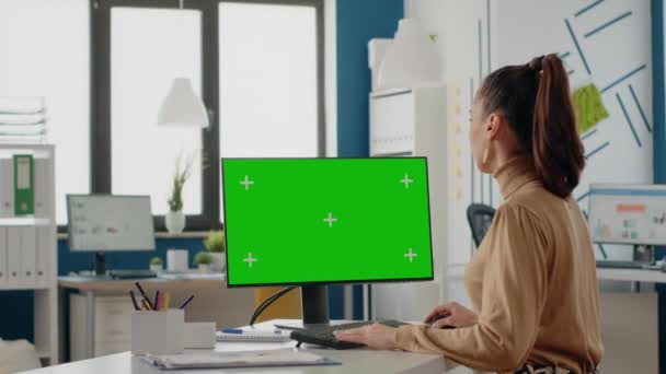 Donna d'affari guardando il computer con schermo verde — Video Stock